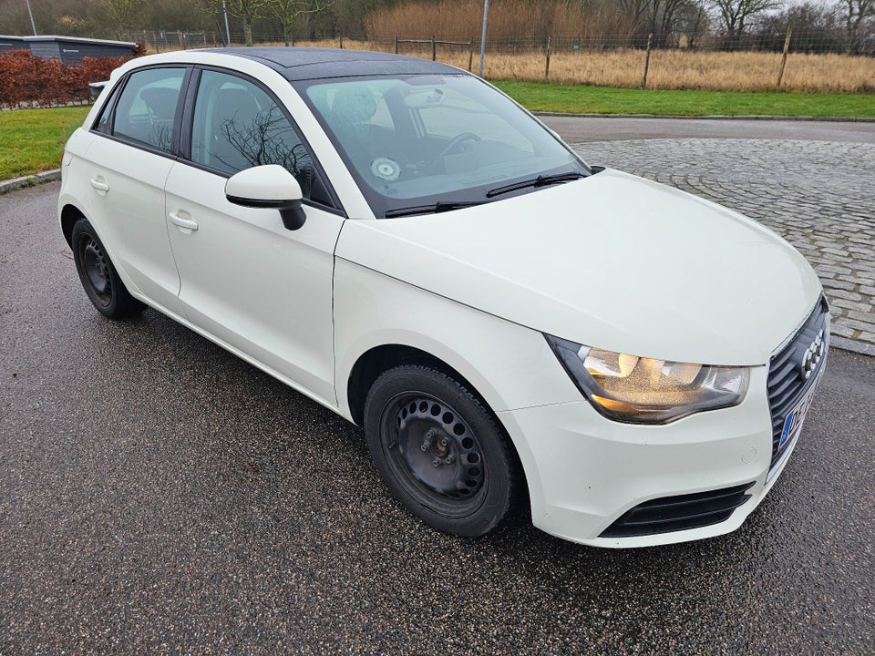 Audi A1 1,6 TDi 90 Attraction Sportback 5d