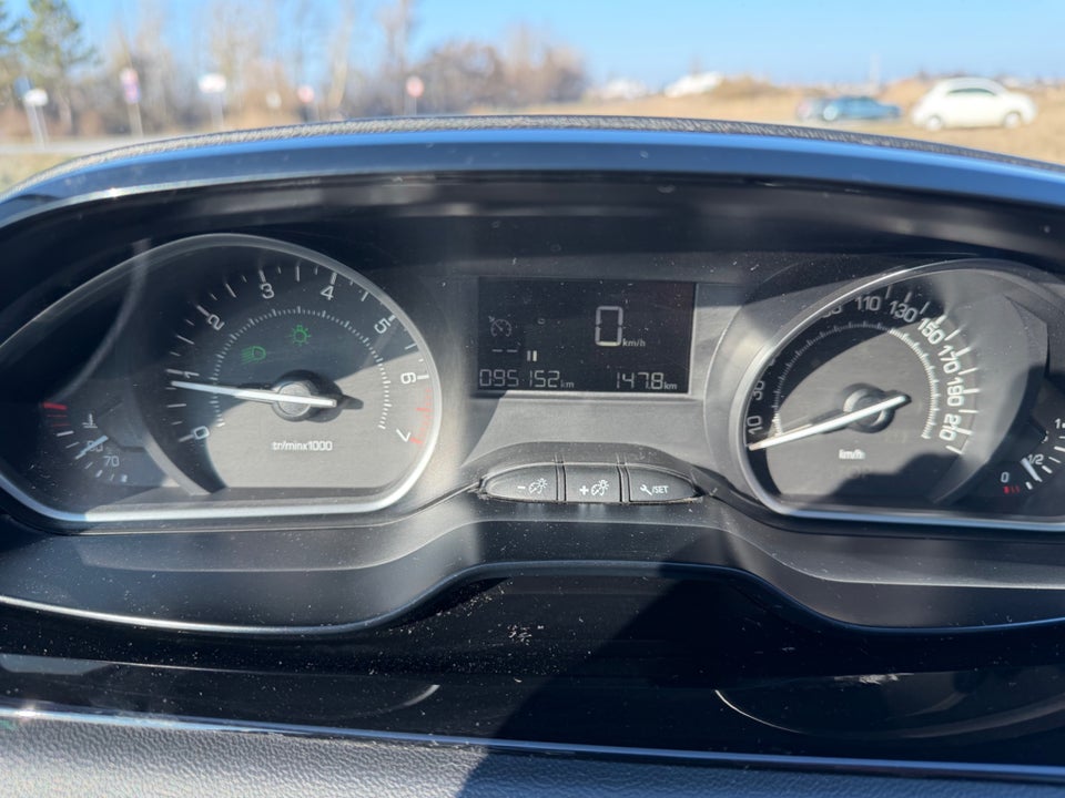 Peugeot 208 1,2 PureTech 82 Style 5d