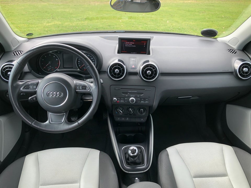 Audi A1 1,4 TFSi 122 Attraction Sportback 5d