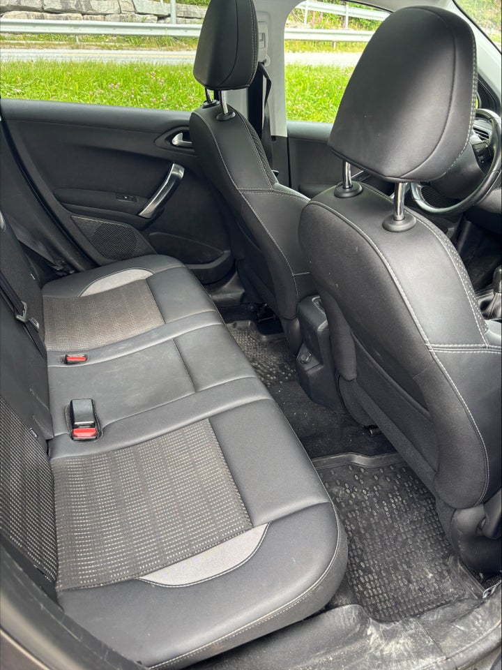 Peugeot 2008 1,2 e-THP 110 Allure Sky 5d