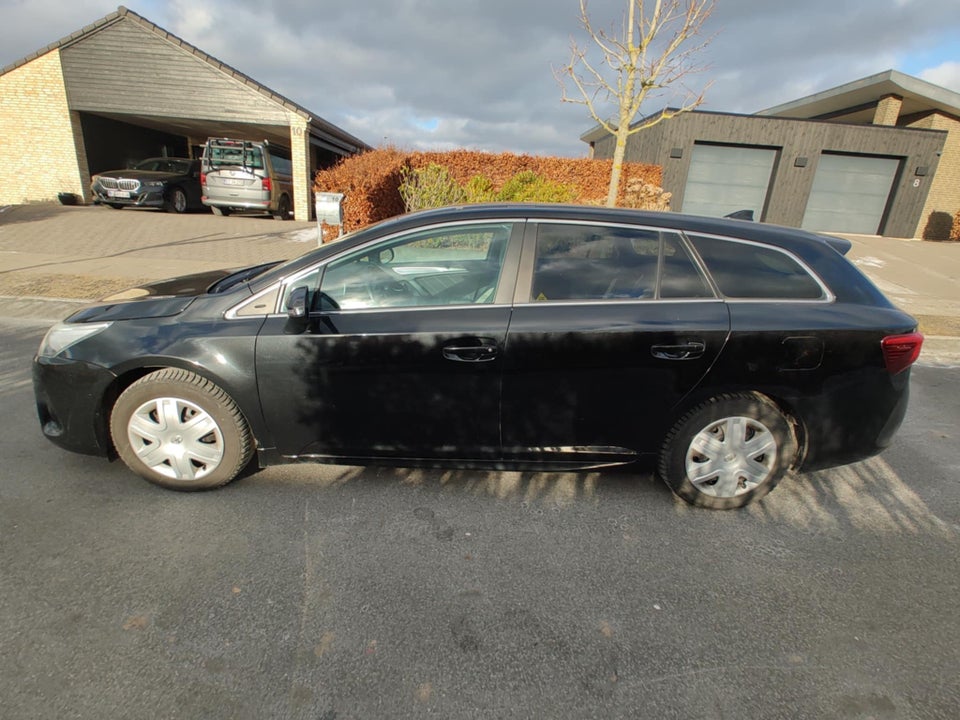Toyota Avensis 1,8 VVT-i T1 Touring Sports 5d