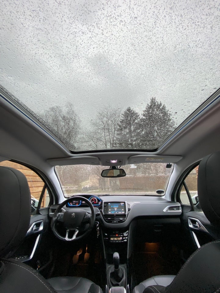 Peugeot 2008 1,2 e-THP 110 Selection Sky 5d