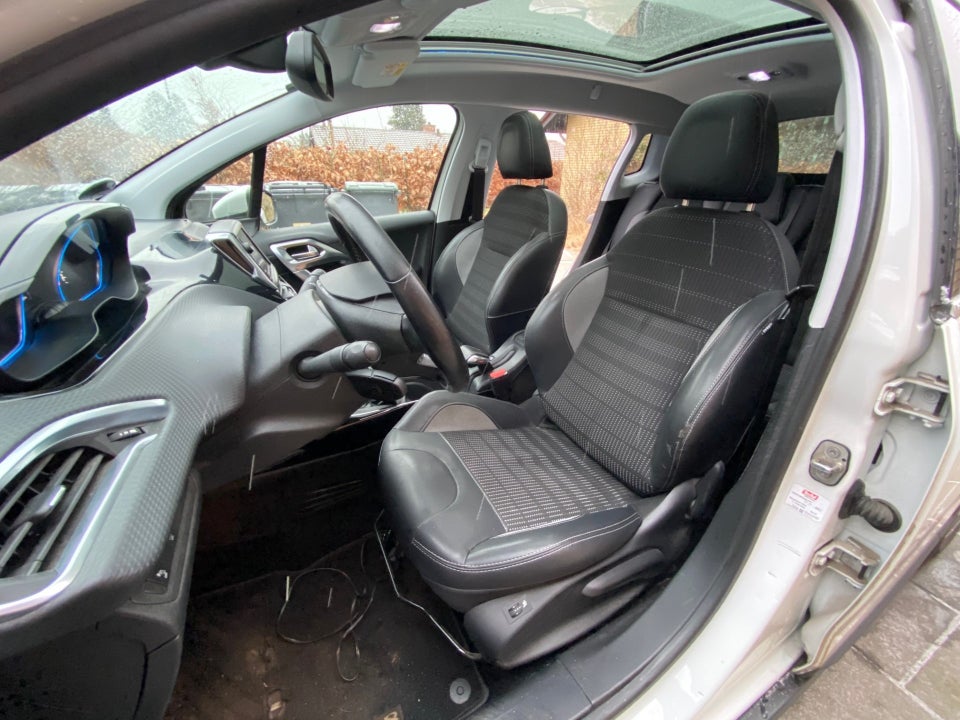 Peugeot 2008 1,2 e-THP 110 Selection Sky 5d