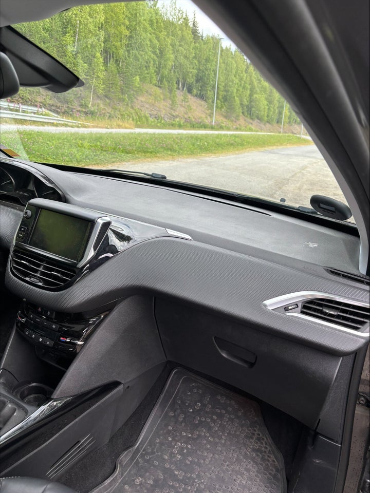 Peugeot 2008 1,2 e-THP 110 Allure Sky 5d