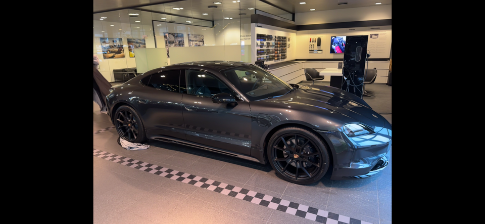 Porsche Taycan Performance+ Black Edition 4d