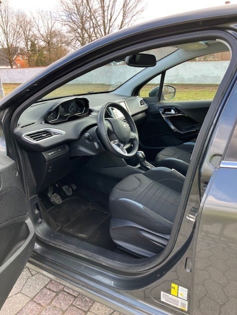 Peugeot 208 1,2 VTi Allure Sky 5d