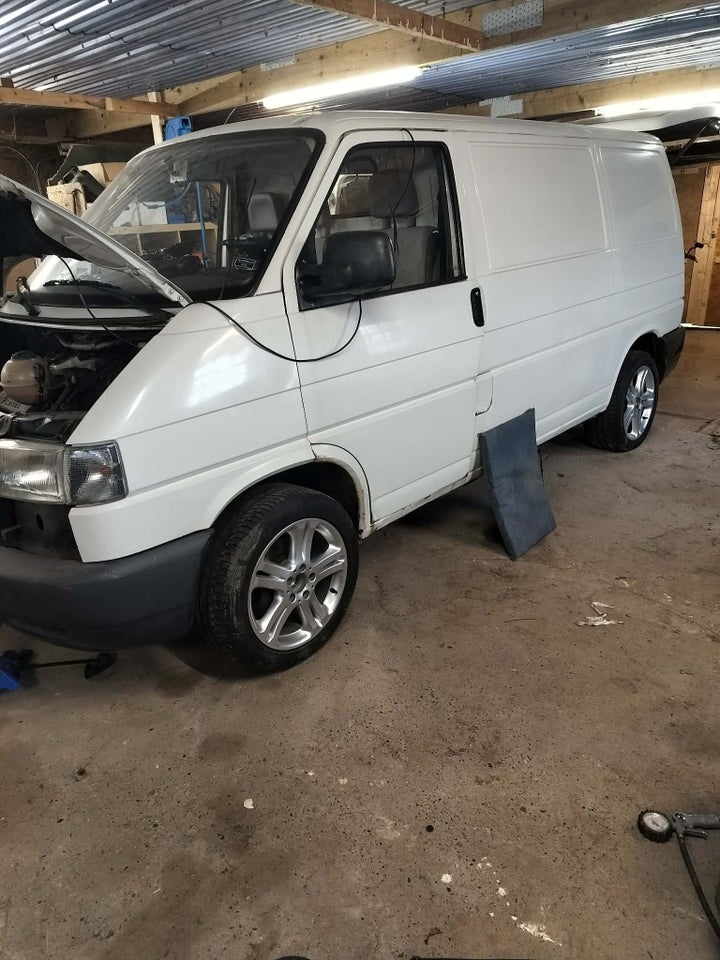 VW Transporter 2,4 D Kassevogn kort 4d
