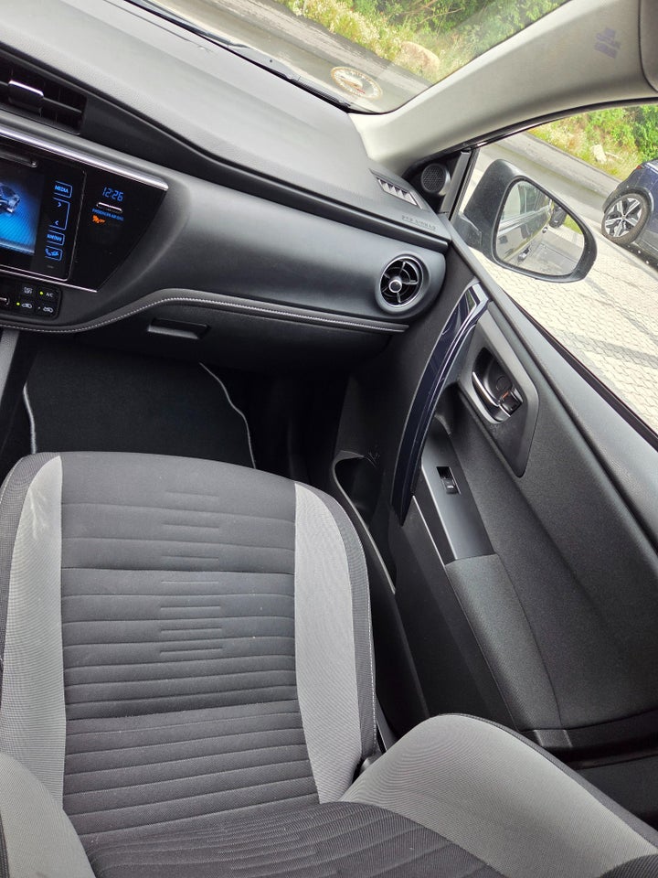 Toyota Auris 1,8 Hybrid H4 CVT 5d