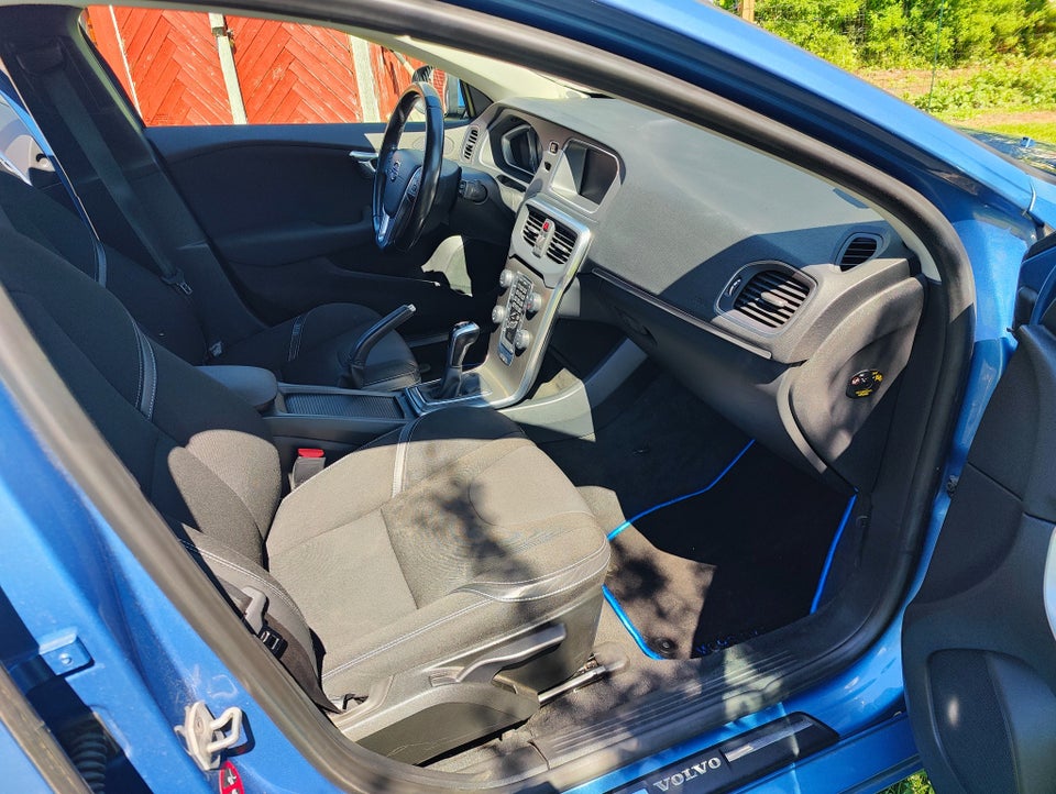 Volvo V40 2,0 D2 120 Momentum Eco 5d
