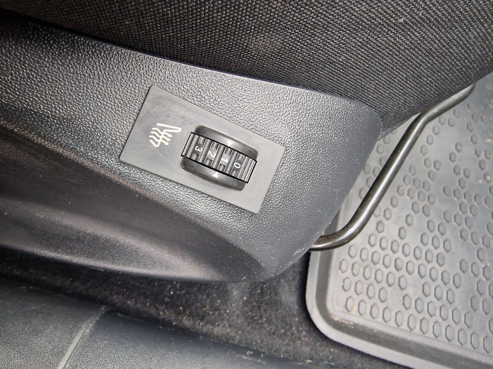 Peugeot 208 1,6 BlueHDi 100 Selection Sky 5d