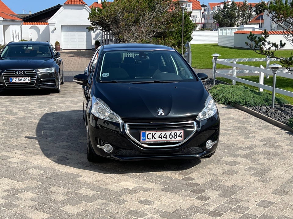 Peugeot 208 1,2 VTi Allure Sky 5d