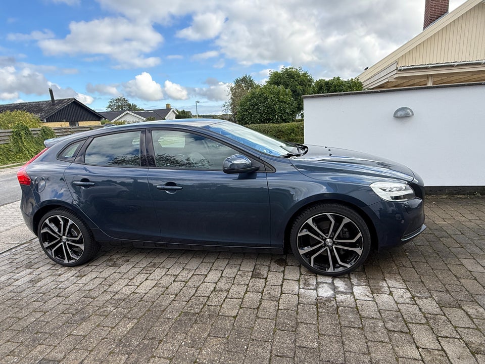 Volvo V40 2,0 D3 150 Momentum aut. 5d