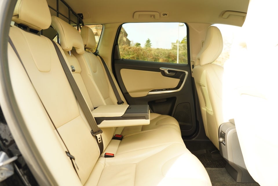 Volvo XC60 2,4 D5 220 Summum aut. AWD 5d