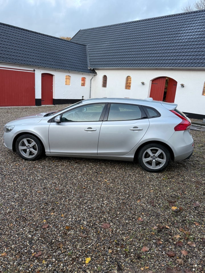 Volvo V40 2,0 D3 150 Momentum 5d