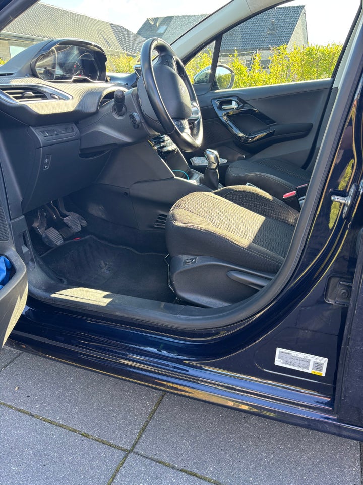 Peugeot 208 1,2 PureTech 82 Allure Sky 5d