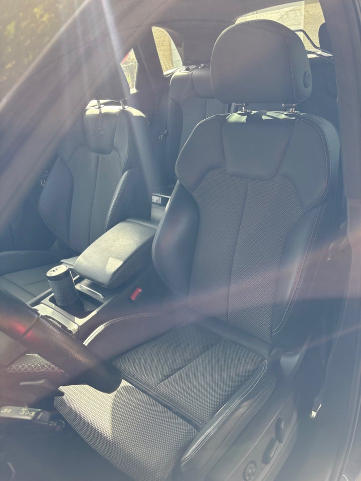 Audi Q5 40 TDi S-line quattro S-tr. 5d