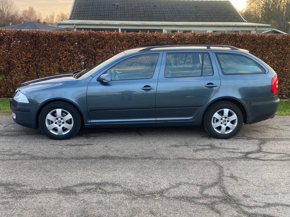 Skoda Octavia 2,0 FSi Elegance Combi aut. 5d