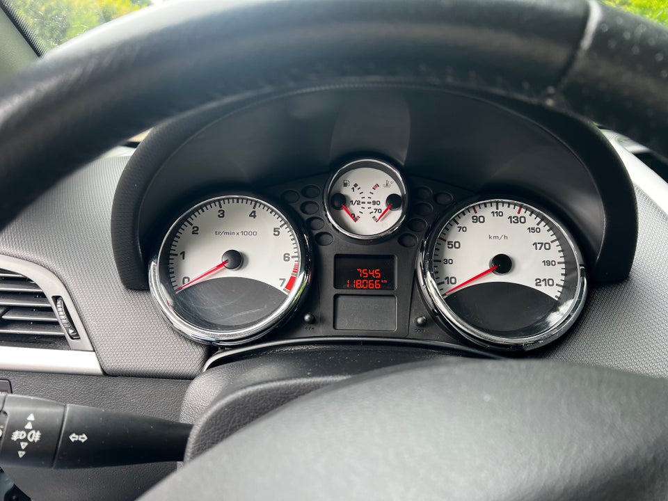 Peugeot 207 1,6 VTi CC 2d