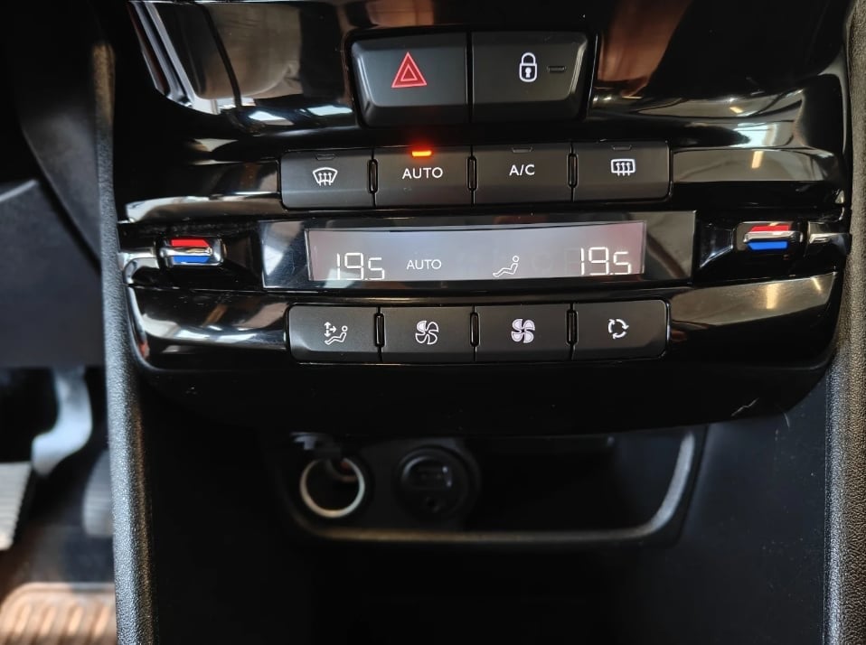Peugeot 208 1,5 BlueHDi 100 Like Sky 5d