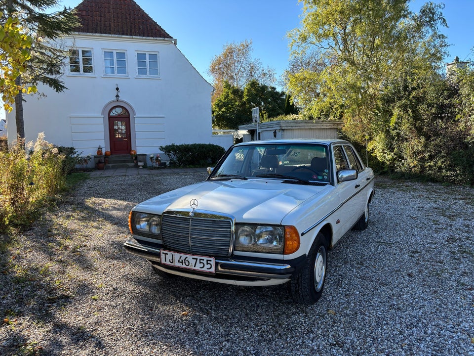 Mercedes 230 E 2,3 aut. 4d
