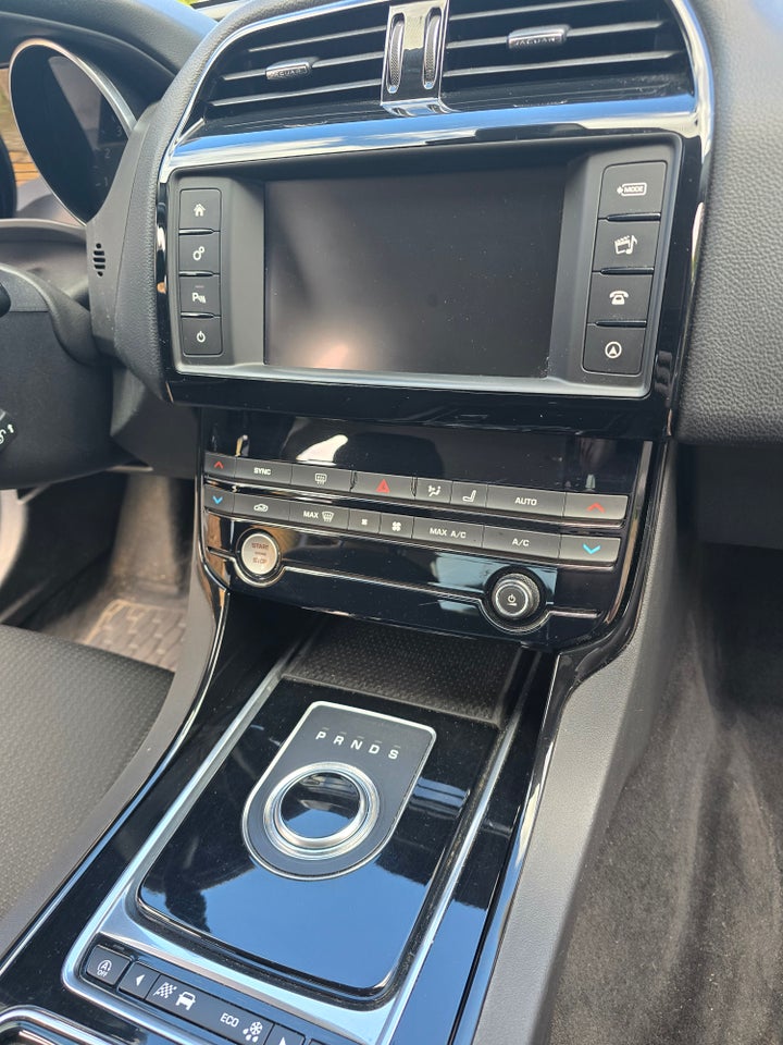 Jaguar XE 2,0 P200 Prestige aut. 4d