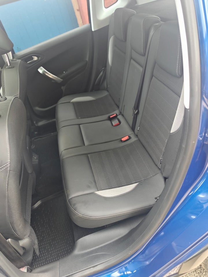 Peugeot 2008 1,2 PureTech 130 Allure Sky 5d
