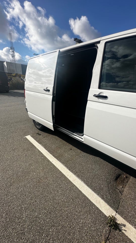 VW Transporter 2,0 TDi 110 Kassevogn kort