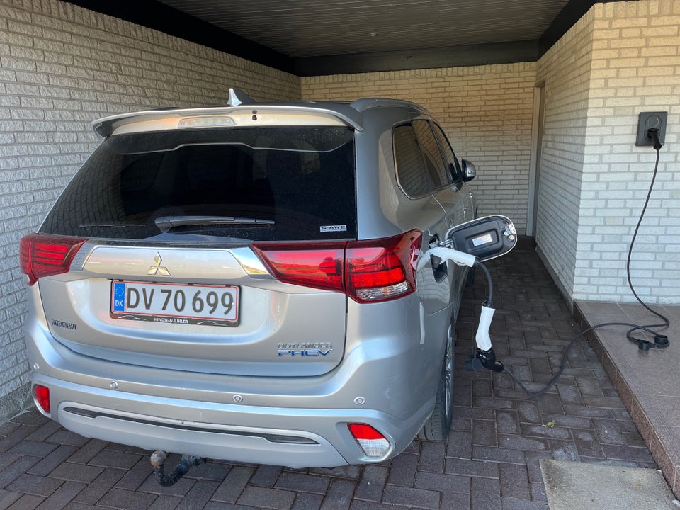 Mitsubishi Outlander 2,4 PHEV Business CVT 4WD 5d