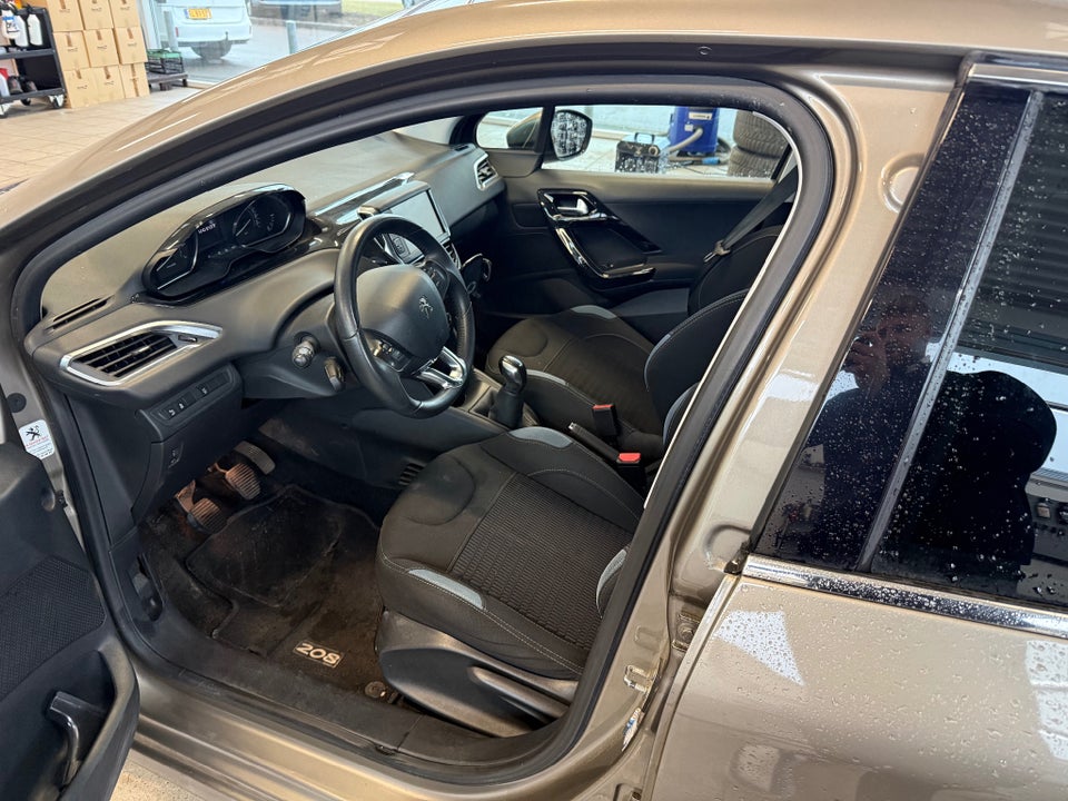 Peugeot 208 1,2 VTi Allure Sky 5d