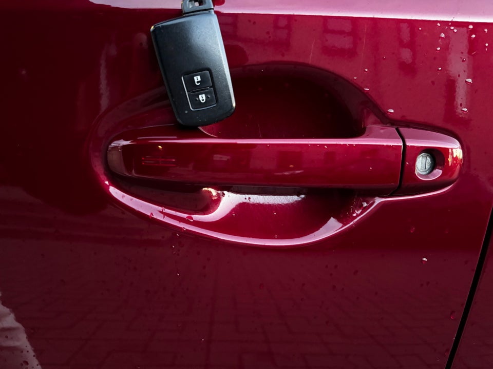 Toyota Auris 1,8 Hybrid H3 CVT Skyview 5d