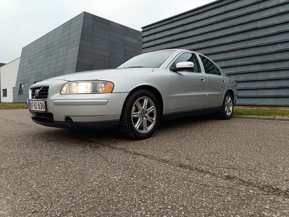 Volvo S60 2,5 T Momentum aut. 4d