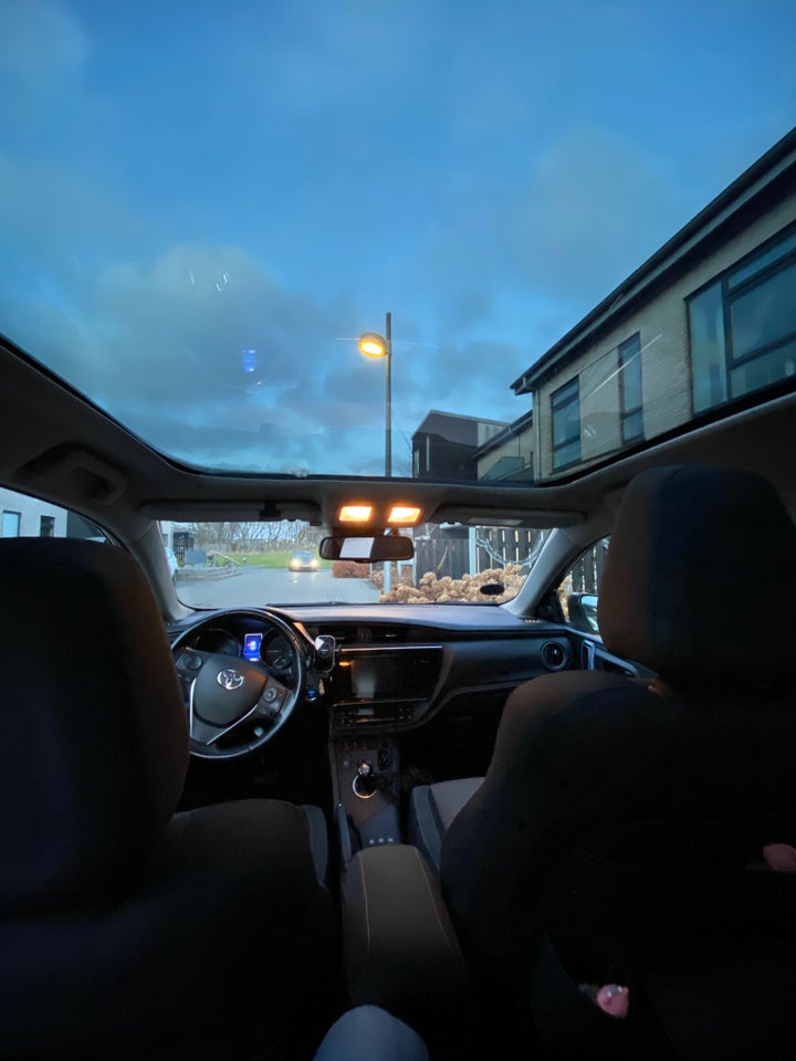 Toyota Auris 1,8 Hybrid H3 CVT Skyview 5d
