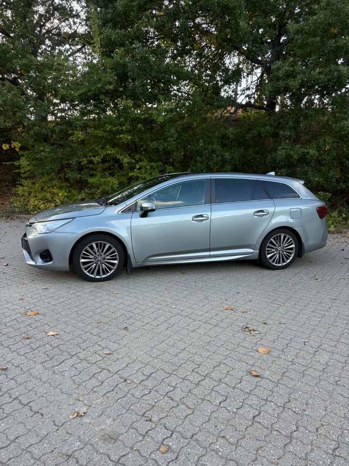 Toyota Avensis 1,8 VVT-i T2 Premium Touring Sports 5d