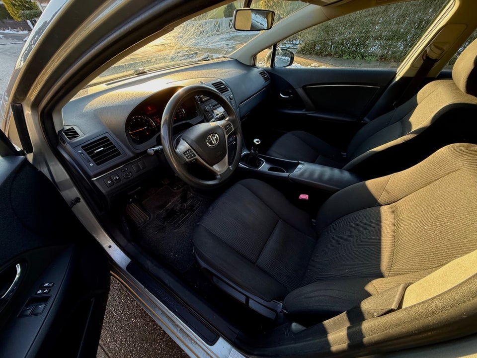Toyota Avensis 1,6 VVT-i TX stc. 5d