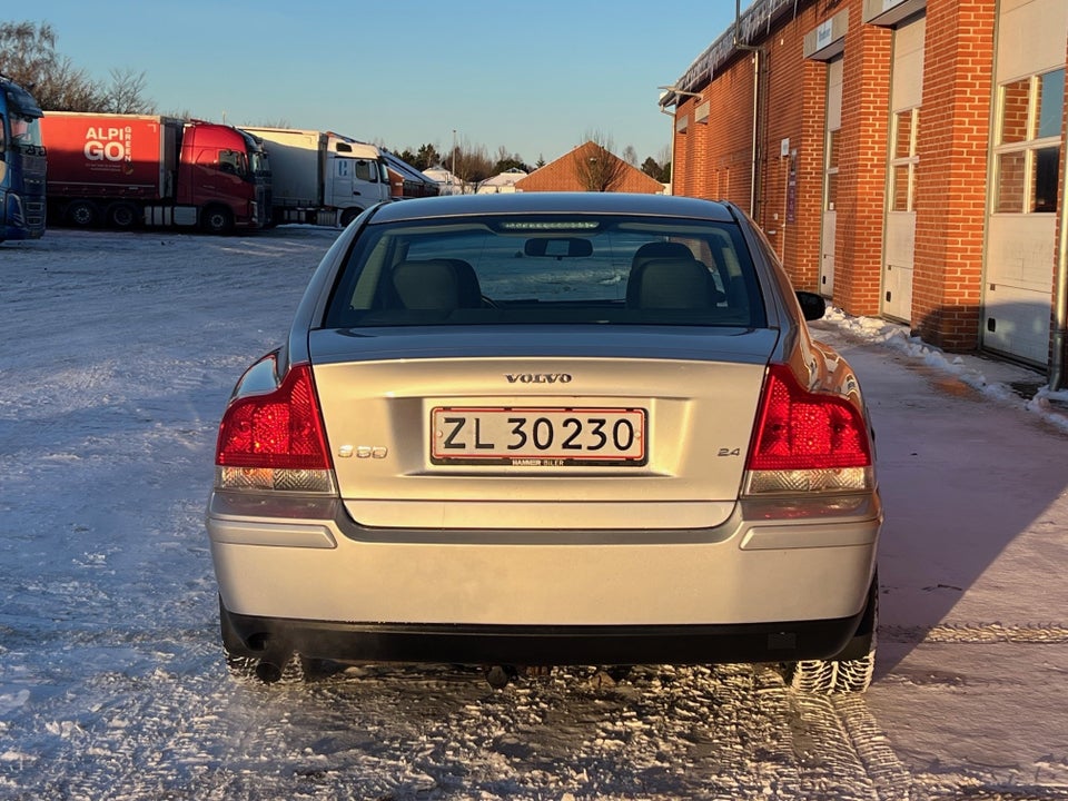 Volvo S60 2,4 170 Momentum 4d