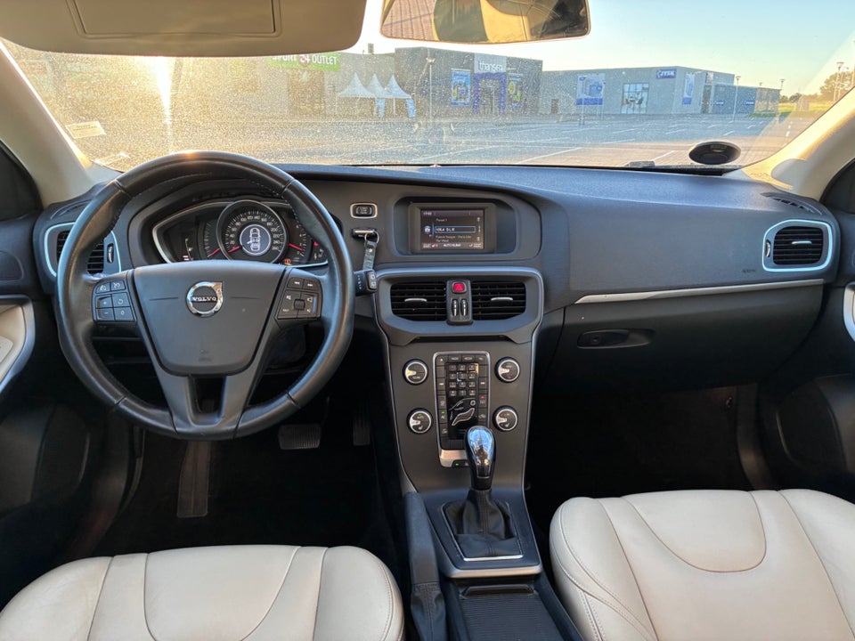 Volvo V40 2,0 D2 120 Business Summum 5d
