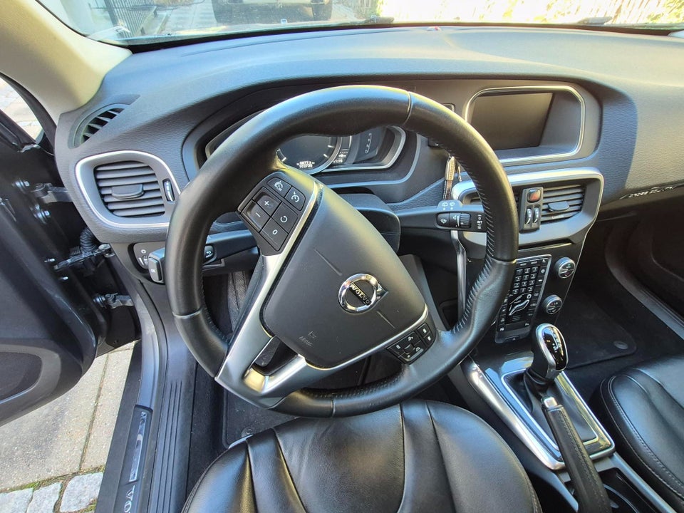 Volvo V40 CC 2,0 D3 150 Momentum aut. 5d