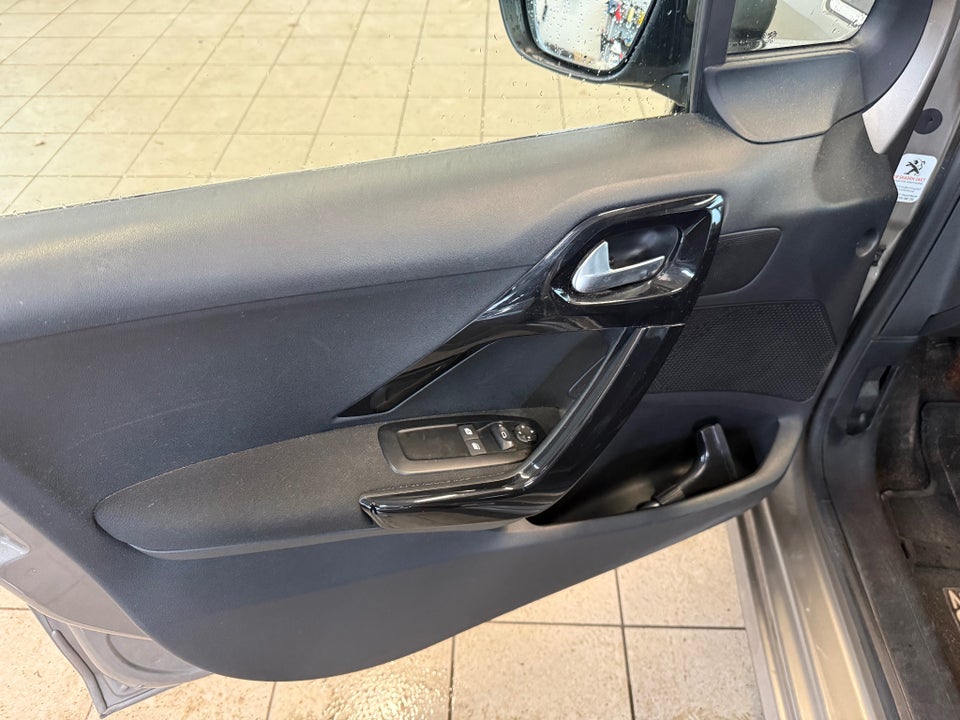 Peugeot 208 1,2 VTi Allure Sky 5d