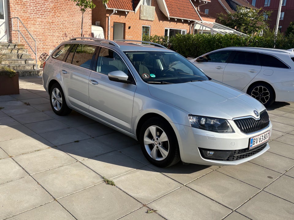 Skoda Octavia 1,6 TDi 110 Style Combi DSG 5d