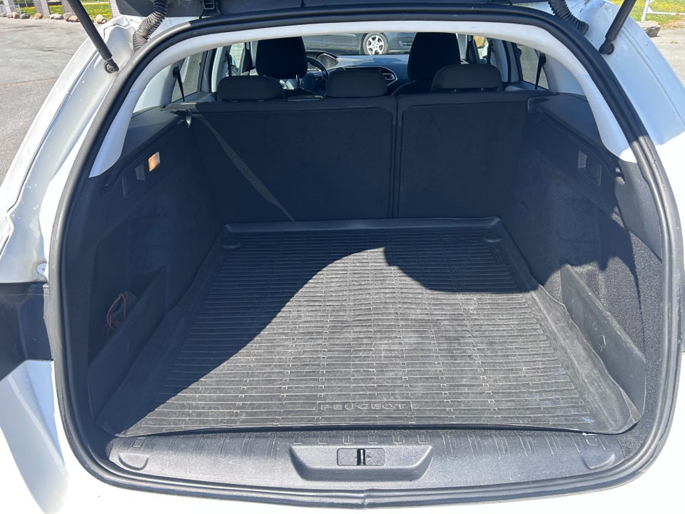 Peugeot 308 1,6 BlueHDi 120 Collection SW 5d