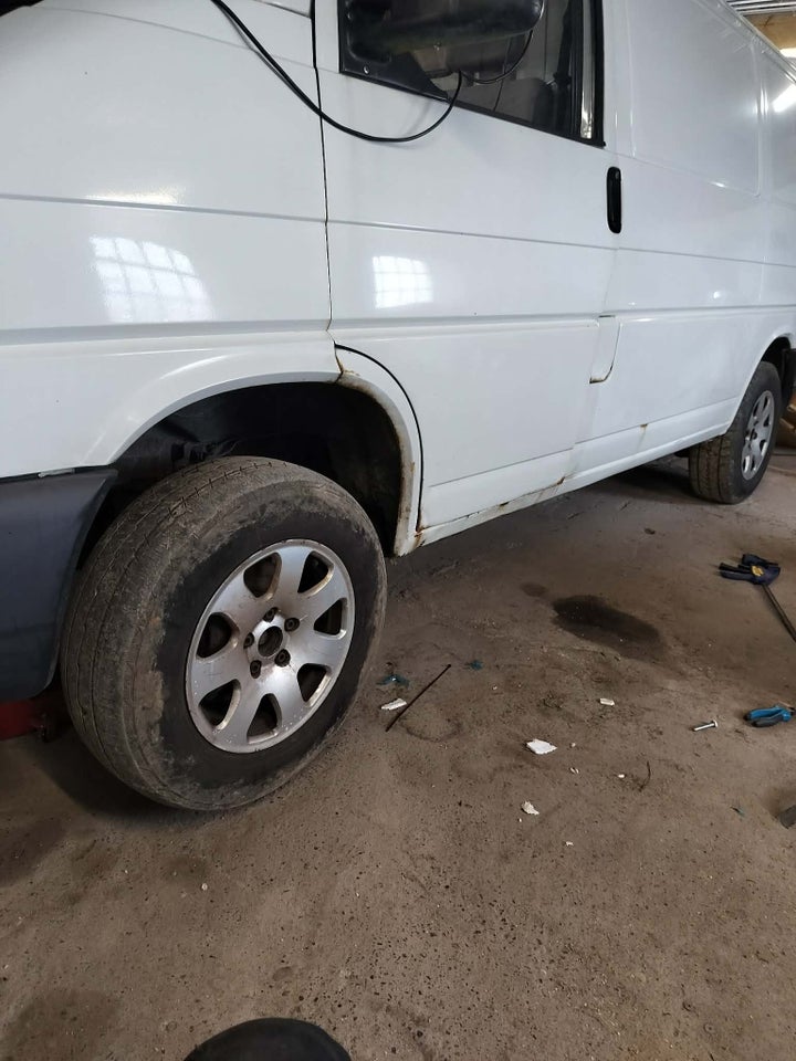 VW Transporter 2,4 D Kassevogn kort 4d