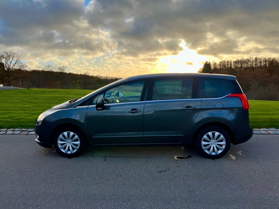 Peugeot 5008 1,6 HDi 110 Premium 7prs 5d