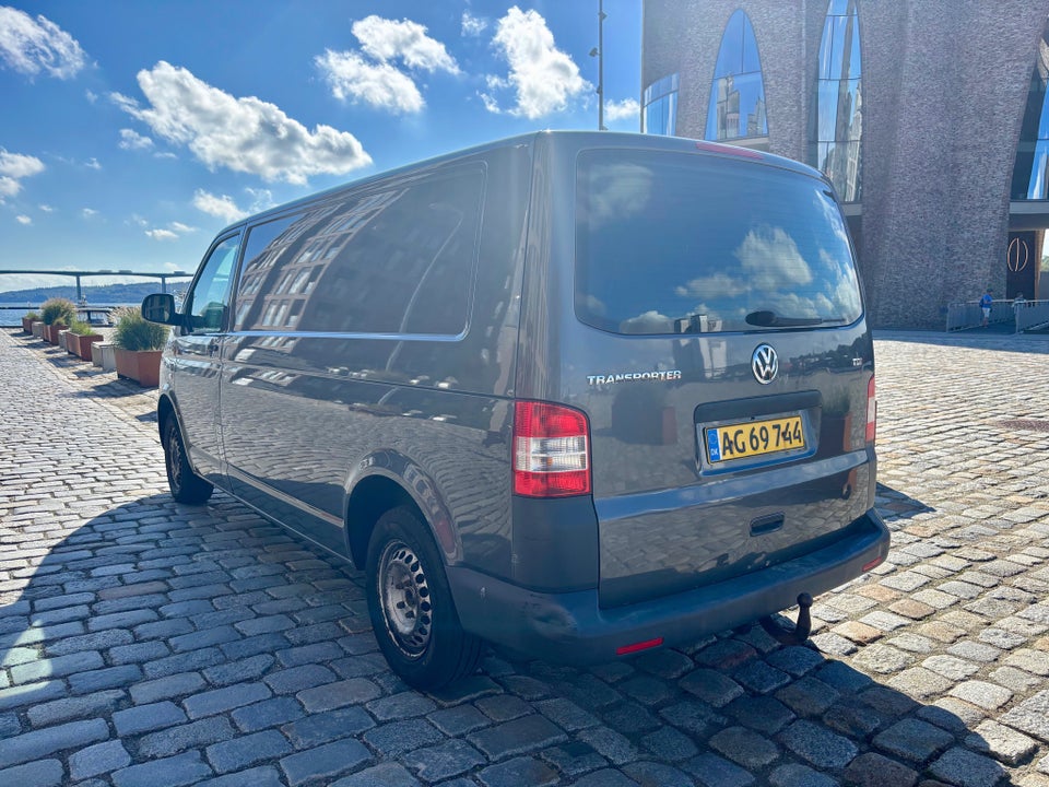 VW Transporter 2,0 TDi 102 Kassevogn lang