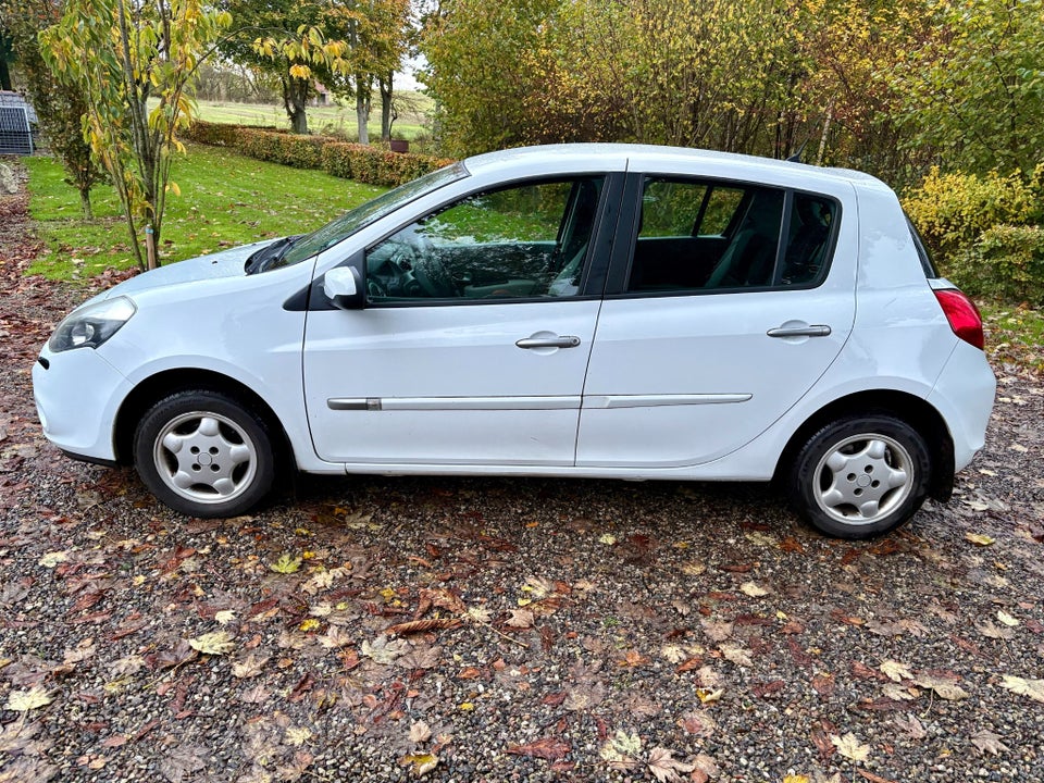 Renault Clio III 1,2 16V Authentique 5d