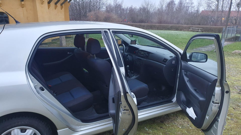 Toyota Corolla 1,6 Terra Jubi 5d