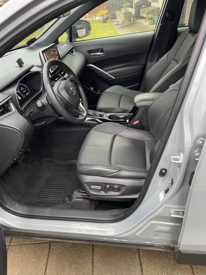 Toyota Corolla Cross 2,0 Hybrid Elegant CVT 5d