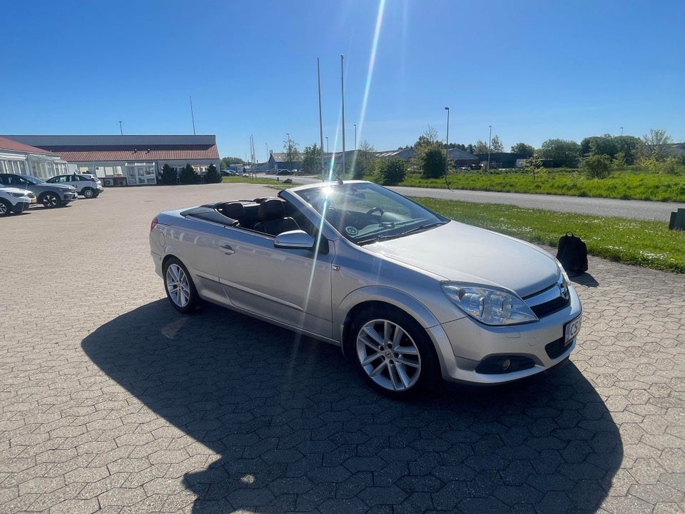 Opel Astra 2,0 Cosmo TwinTop 2d