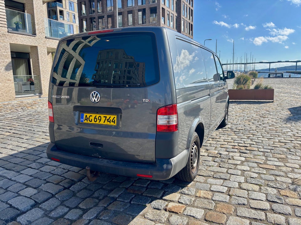 VW Transporter 2,0 TDi 102 Kassevogn lang