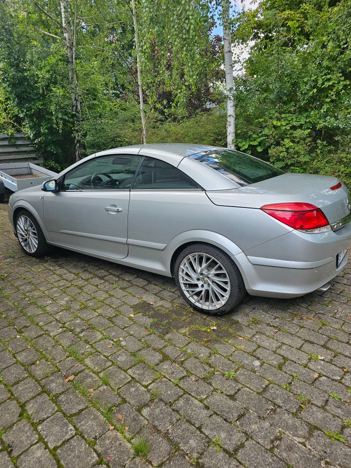 Opel Astra 2,0 Cosmo TwinTop 2d