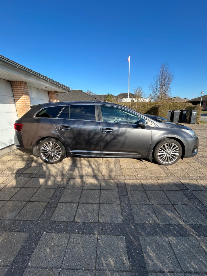 Toyota Avensis 1,8 VVT-i T2 Premium Touring Sports 5d